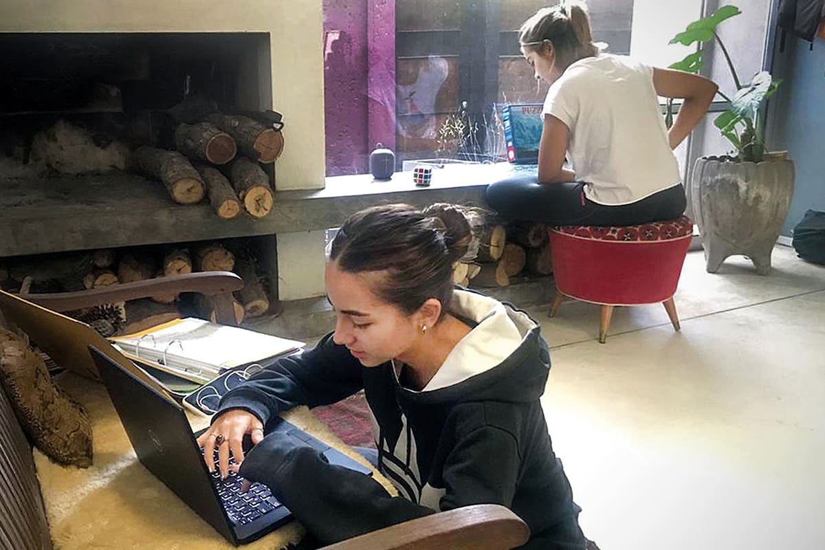 Ema y Paloma Gutiérrez, de 15 y 18 años, tratan de seguir una rutina en pleno aislamiento obligatorio por el avance del nuevo coronavirus