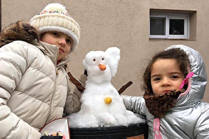 Ema y Vera conocieron la nieve por primera vez