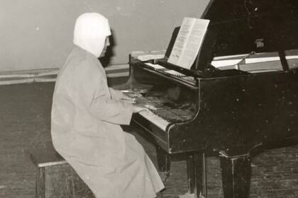 Emahoy Tsegué-Maryam, la monja que caminó descalza durante una década y se convirtió en la “reina del piano” en su país