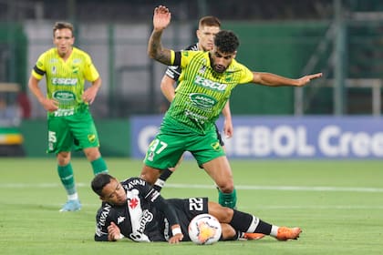 Emanuel Britez de Defensa y Justicia de Argentina y Yago Pikachu de Vasco da Gama