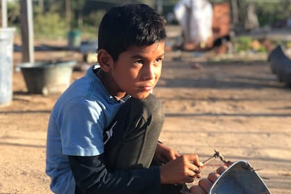 Emanuel es el hermano de Paulo y es un inventor. Hace carritos con boyas de las redes de pescar y ramas