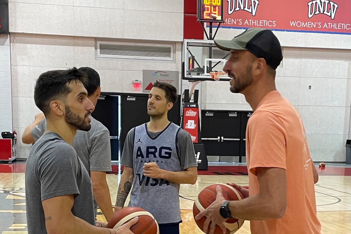 Emanuel Ginóbili conversa con Facundo Campazzo en el predio de entrenamiento de Las Vegas, donde el seleccionado argentino de básquetbol se preparó para los Juegos Olímpicos de Tokio; detrás, Nicolás Laprovittola