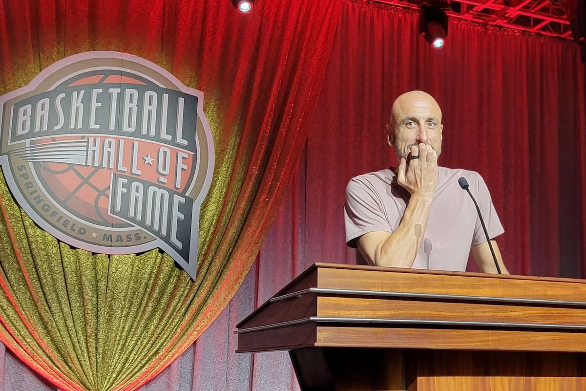 Emanuel Ginóbili en el estrado del Salón de la Fama, donde dará su discurso este sábado en la noche argentina