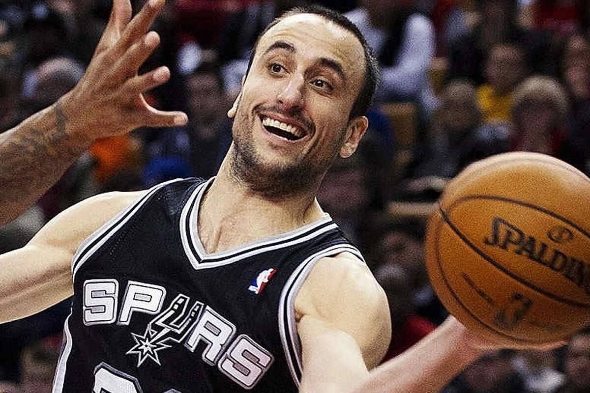 Emanuel Ginobili en una de sus acciones extraordinarias