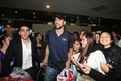 Emanuel Ginóbili fue seguido por todos en el aeropuerto de Ezeiza
