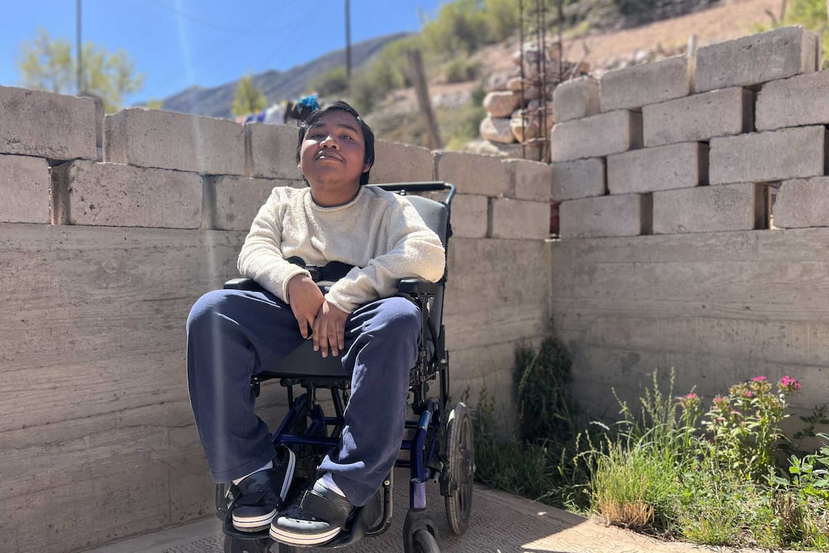 Emanuel Huanco tiene 18 años y una distrofia muscular. Vive en las afueras de Tilcara junto a su familia. Recién pudo acceder a su certificado de discapacidad a los 11 años