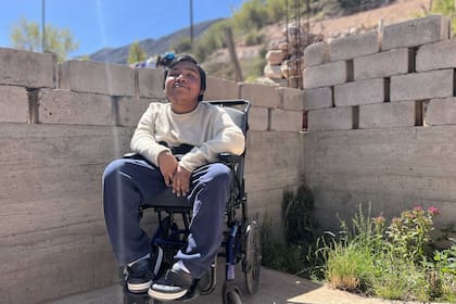 Emanuel Huanco tiene 18 años y una distrofia muscular. Vive en las afueras de Tilcara junto a su familia. Recién pudo acceder a su certificado de discapacidad a los 11 años
