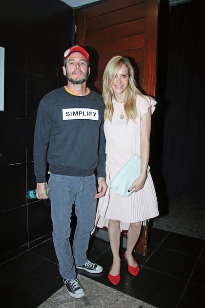 Emanuel junto a su pareja, Julieta Prandi.