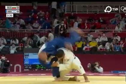 Emanuel Lucenti, en el momento en que es dominado por el búlgaro Ivanov y pierde por Ippon