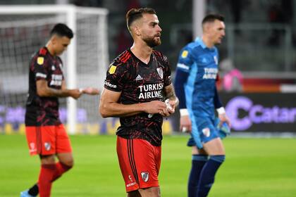Emanuel Mammana es uno de los habituales suplentes que, esta vez tiulares, no aprovecharon la oportunidad; River perdió frente a Talleres en Córdoba y fue alcanzado por Newell's en la zona 1 de la Copa de la Liga Profesional.