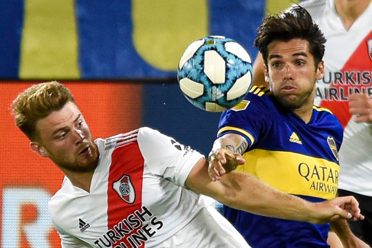Emanuel Mas disputa el balón con Lucas Beltran.