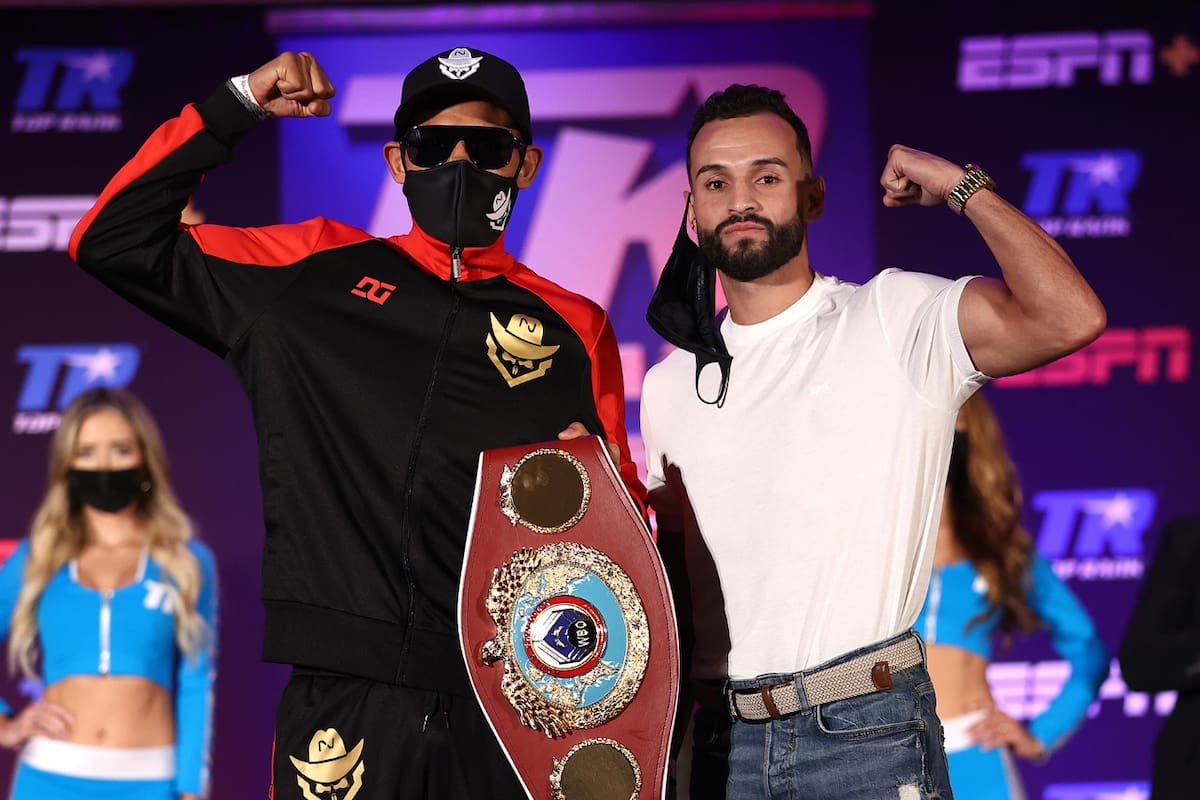 Emanuel Navarrete (con anteojos y el cinturón), mexicano de 26 años y con dos coronas mundiales ganadas en pesos diferentes, tiene un registro admirable de 33 victorias (28 KO) y una derrota; en la foto, con su rival, Christopher Díaz.