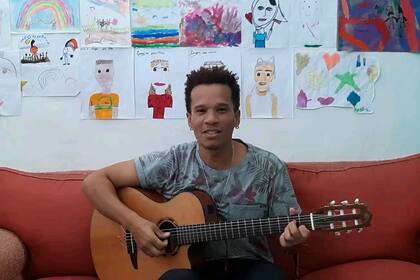 Emanuel Ntaka, en cuarentena en su casa, rodeado por los dibujos de sus hijos