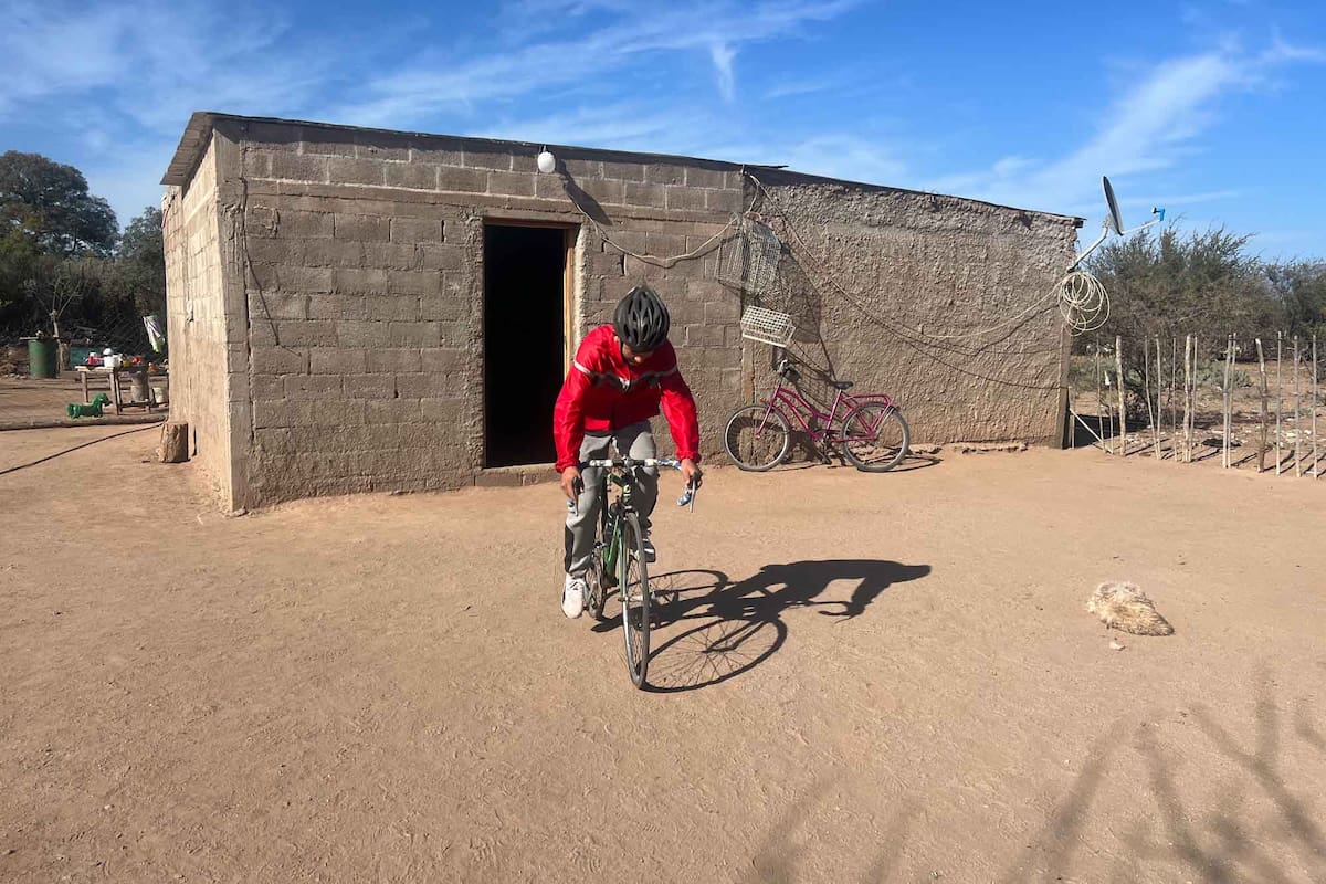 Emanuel sale a entrenar en bici todos los fines de semana por la ruta hasta llegar a los pueblos más cercanos