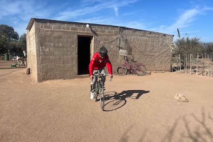 Emanuel sale a entrenar en bici todos los fines de semana por la ruta hasta llegar a los pueblos más cercanos