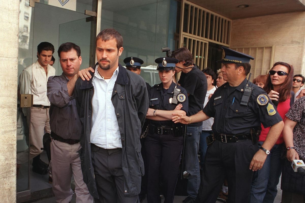 Emanuel y Santiago (atrás, de camisa blanca), durante un traslado