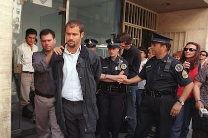 Emanuel y Santiago (atrás, de camisa blanca), durante un traslado