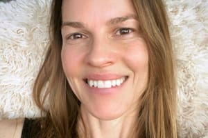 Embarazada de mellizos, Hilary Swank mostró cómo crece su panza: “El horno se está calentando, la masa empieza a subir”