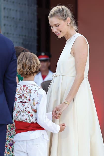 Embarazada de su tercer hijo, Bea, la mujer de Pierre Casiraghi, eligió un diseño de falda acampanada y largo midi, realzado con ribetes de bordados florales, y una vez más se consagró como una de las más elegantes de la jornada.