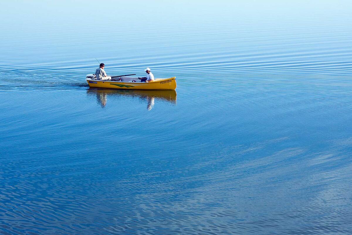 Embarcación en las calmas aguas de Federación.