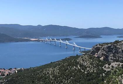Embarcaciones croatas navegaron bajo el puente para celebrar la apertura