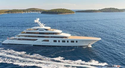 Embarcaciones más grandes como el Aquarius, yate que llevó al Emir de Qatar a Punta del Este, deben hacer ancla lejos del puerto