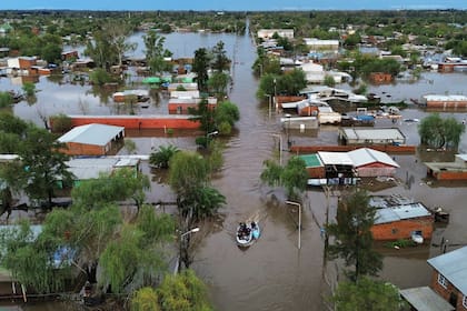 Embarcaciones transitan por calles inundadas tras las fuertes lluvias en Campana, Argentina, el sábado 17 de mayo de 2025. (Foto AP/Rodrigo Abd)
