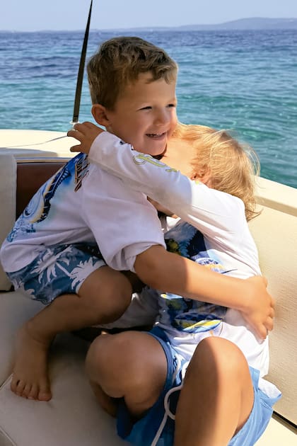 Embarcados, los hermanitos Mónaco –Noah y León– se divierten jugando en la lancha que los lleva de excursión al segundo dedo de Halkidiki