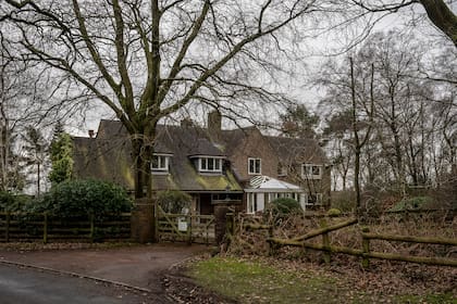 Una casa en Whitmore Heath, Inglaterra, una de las muchas que quedaron vacías después de que fracasaran los planes para un ferrocarril de alta velocidad multimillonario que nunca llegó