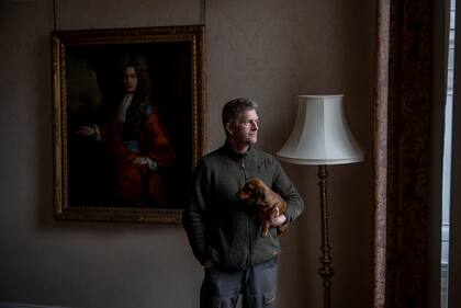 Edward Cavenagh-Mainwaring, un agricultor cuya familia es propietaria de una casa en Whitmore, vendió aproximadamente una cuarta parte del terreno de su familia para el proyecto HS2