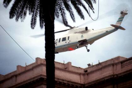 Emblemática imagen de diciembre de 2001, con el helicóptero que se lleva al presidente Fernando de la Rúa luego de su renuncia y que forma parte de la muestra "Memoria del caos" en la Casa Nacional del Bicentenario