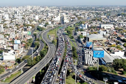 Embotellamientos en el Acceso Oeste debido a los controles vehiculares