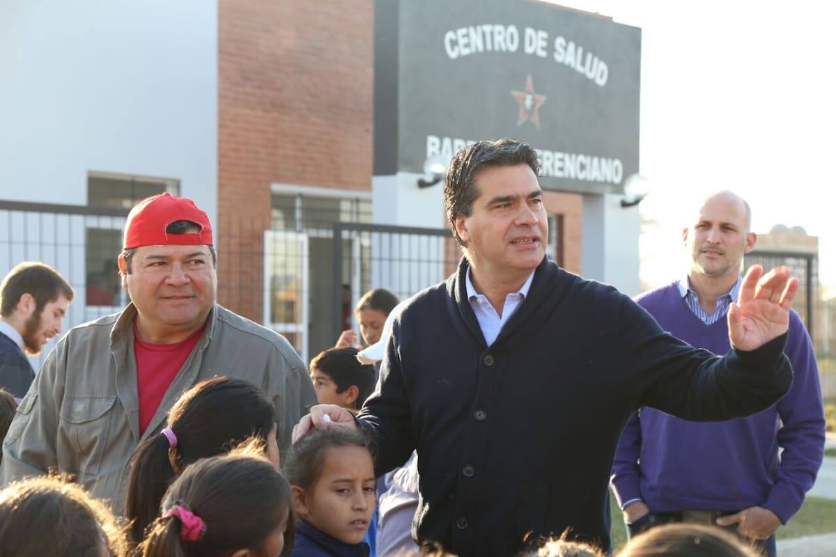 Emerenciano Sena, de gorra roja, con el gobernador de Chaco, Jorge Capitanich