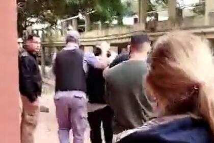 Emerenciano Sena fue trasladado al hospital y tuvieron que evacuarlo entre abucheos e insultos