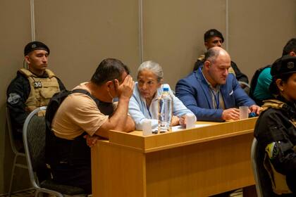 Emerenciano Sena se tapa el rostro y se protege con un barbijo, en el inicio del juicio por jurados del caso Cecilia