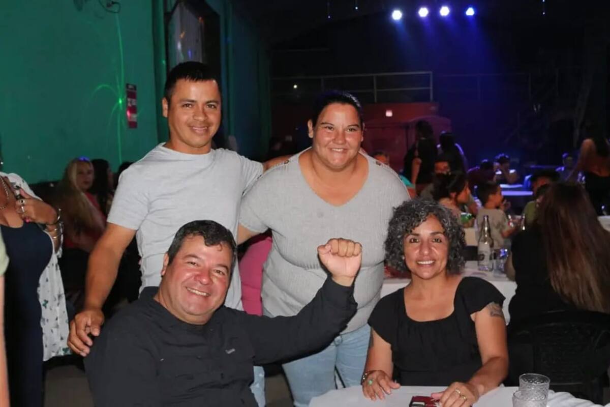 Emerenciano Sena y Marcela Acuña (sentados), con Fabiana González y Gustavo Obregón