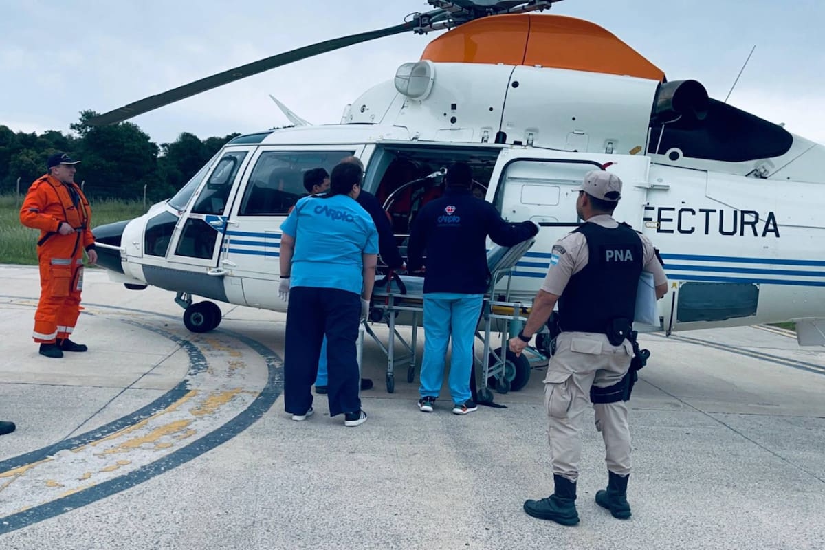 Emergencia en alta mar: la maniobra de Prefectura para evacuar de urgencia al tripulante de una embarcación con problemas cardíacos