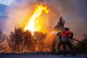 Emergencia en Cholila: El fuego ha rodeado la localidad, provocando cortes de luz y momentos de extrema desesperación entre los vecinos. El incendio cruzó la Ruta 71 y mantiene frentes activos muy cerca de las viviendas.
Hectáreas afectadas: En toda la provincia de Chubut, se estima que el fuego ya ha arrasado más de 35.000 hectáreas durante esta temporada de enero de 2026.
Origen de los focos: La situación en Cholila se agravó por la combinación de un incendio iniciado el 4 de enero en el sector "Campo de Pérez" y el avance de focos provenientes del Parque Nacional Los Alerces y Epuyén.
Condiciones climáticas: Las ráfagas de viento de más de 50 km/h y las altas temperaturas han dificultado las tareas de contención, impidiendo en ocasiones el uso de medios aéreos debido a la nula visibilidad por el humo.
Emergency in Cholila: Fire has surrounded the town, causing power outages and moments of extreme desperation among residents. The fire has crossed Route 71 and continues to burn very close to homes.
Area affected: Throughout the province of Chubut, it is estimated that fire has already ravaged more than 35,000 hectares during this January 2026 season.
Origin of the fires: The situation in Cholila worsened due to a fire that started on January 4 in the "Campo de Pérez" area and the spread of fires originating from Los Alerces National Park and Epuyén.
Weather conditions: Wind gusts exceeding 50 km/h and high temperatures have hampered containment efforts, sometimes preventing the use of aircraft due to zero visibility caused by the smoke.