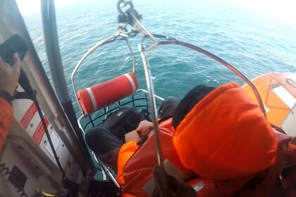 Emergencia en el Mar Argentino: Prefectura aeroevacuó de urgencia al tripulante de un pesquero. El hombre, de 33 años, sufrió convulsiones y pérdida de conocimiento mientras navegaban hacia Mar del Plata.
