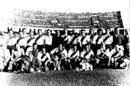 Hirschl en la inauguración del Estadio Monumental en un partido que River jugó ante Peñarol.