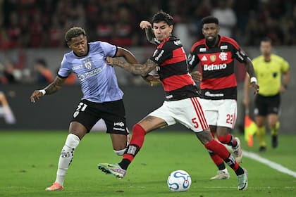Emerson Pata y Erick Pulgar, en la lucha por la pelota (Photo by MAURO PIMENTEL / AFP)
