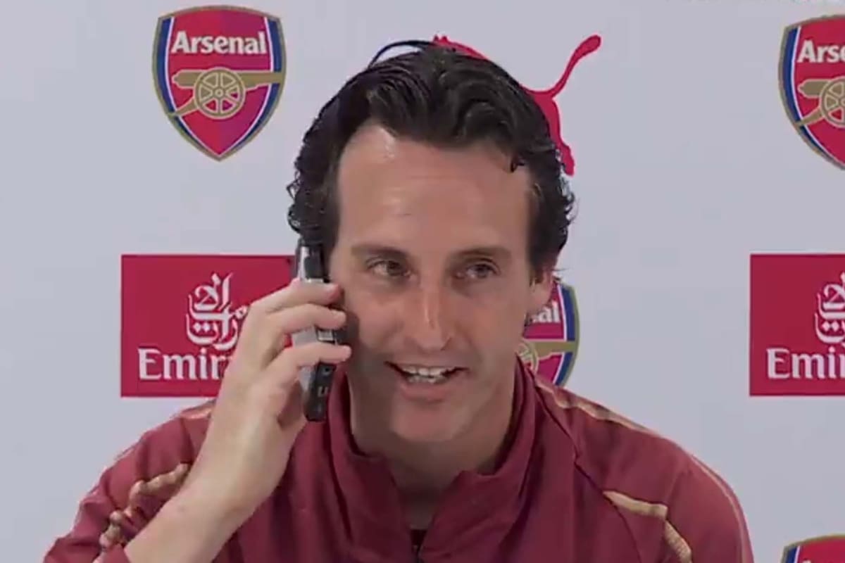 Emery atendió el celular de un periodista en plena conferencia de prensa