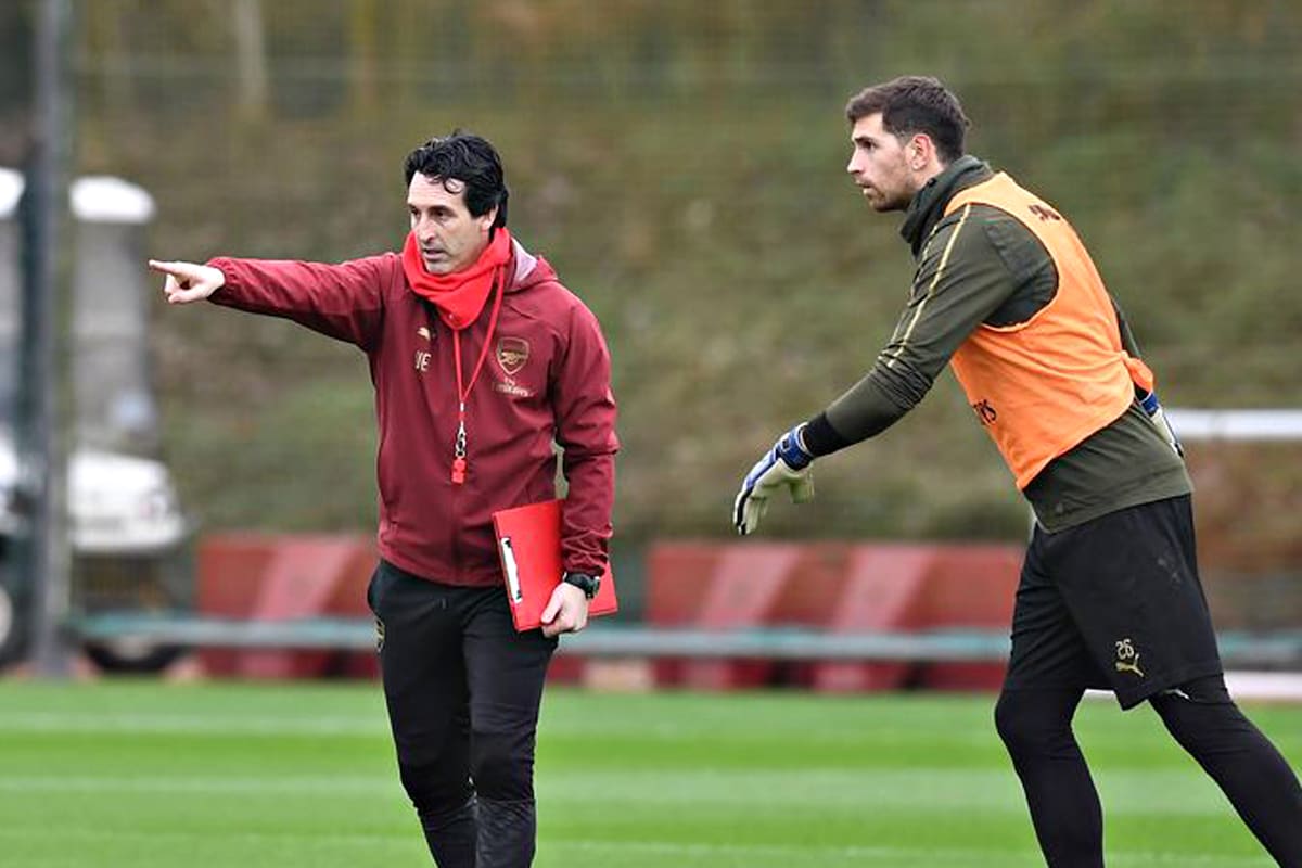 Emery y Dibu Martínez