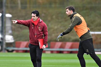 Emery y Dibu Martínez