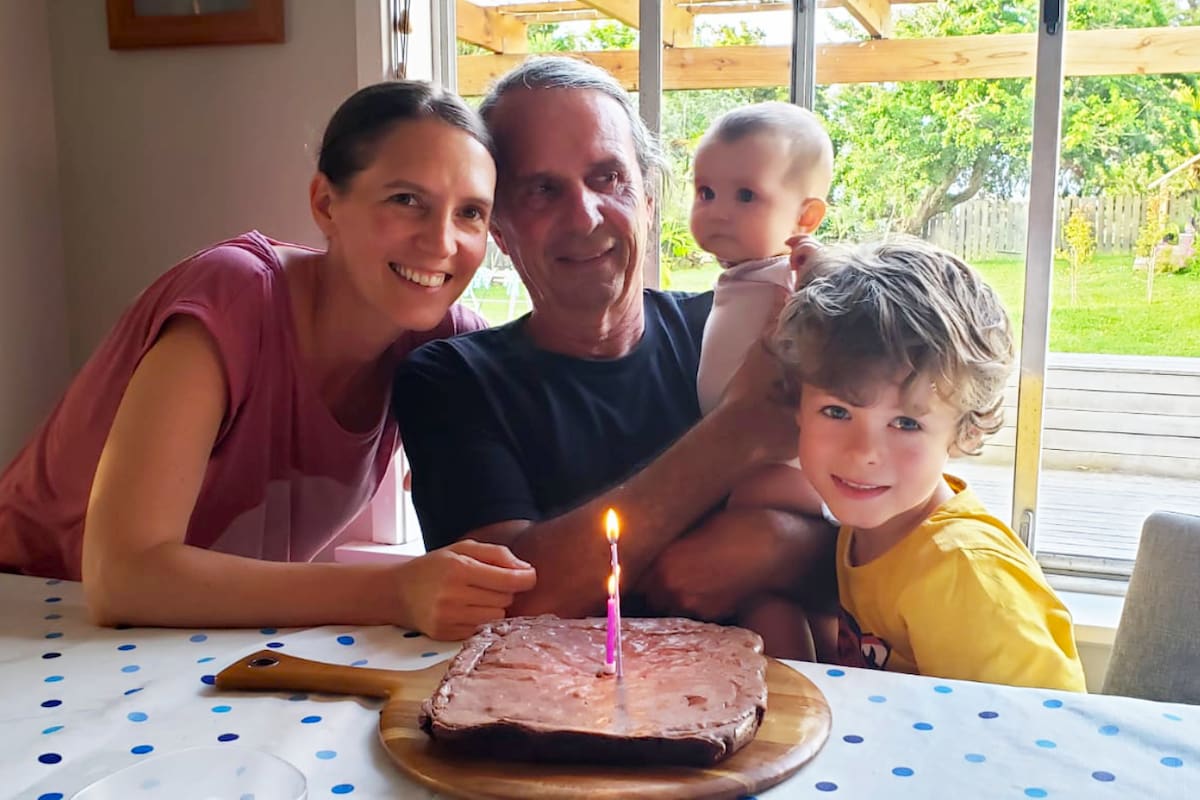 Emigrar de grande para seguir los pasos de los hijos.