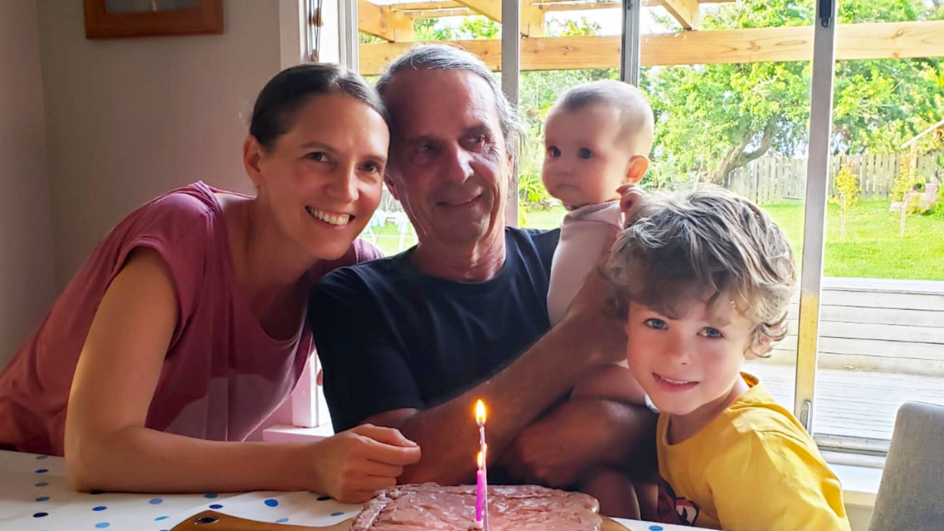 Emigrar de grande para seguir los pasos de los hijos.