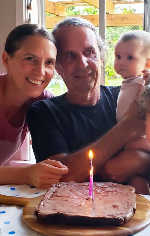 Emigrar de grande para seguir los pasos de los hijos.