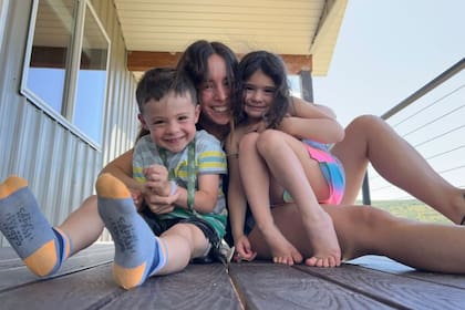 Emigró a Estados Unidos y tuvo mellizos que ahora son furor en Instagram por sus traducciones inglés-argentino. Foto/Instagram: @argentwinos