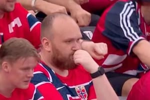 Las explicaciones del hincha noruego que se hizo viral por no festejar con el tradicional "remo vikingo"