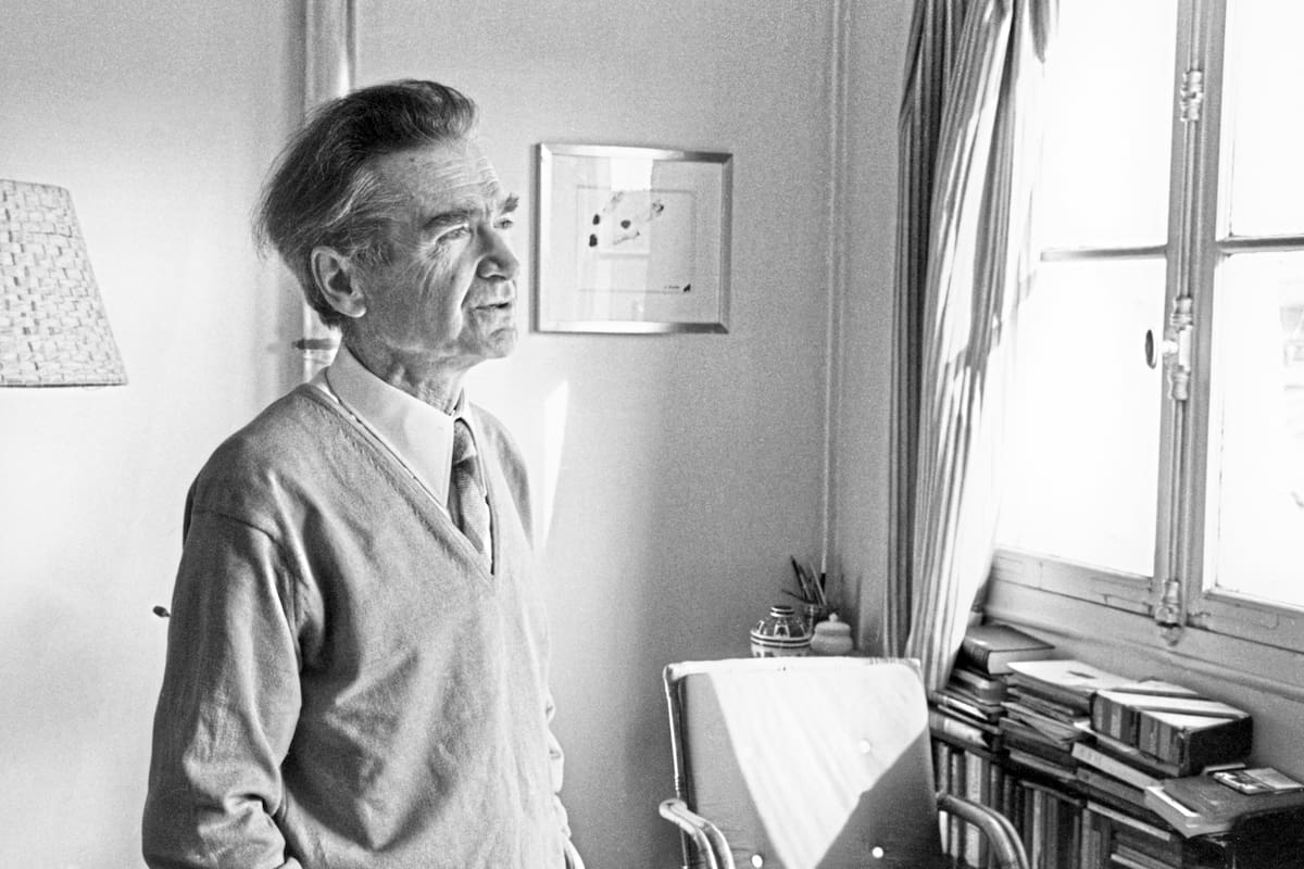 Émile Cioran en su estudio parisino, en marzo de 1986